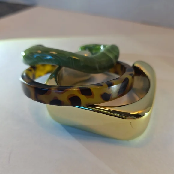 Set of Three Beautiful Acrylic Bangle Bracelets in Tortoise and Gold NWOT - Picture 3 of 5